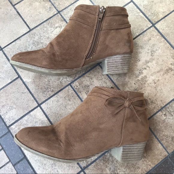 Old Navy Tan Suede-like Low Boots with Bow - Picture 3 of 12